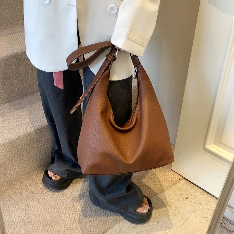 

Small and High-end Underarm Bag for Women 2024 New Autumn and Winter Retro Tote Bag Casual Large Capacity Commuting Bag Paquete