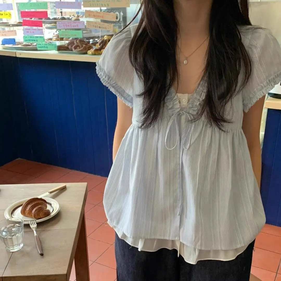 Hellblaue Rüschen-V-Ausschnitt-Bluse im Babydoll-Stil mit Bindeband vorne, kurzen Puffärmeln und mehrlagigem Saum, lässiges Oberteil