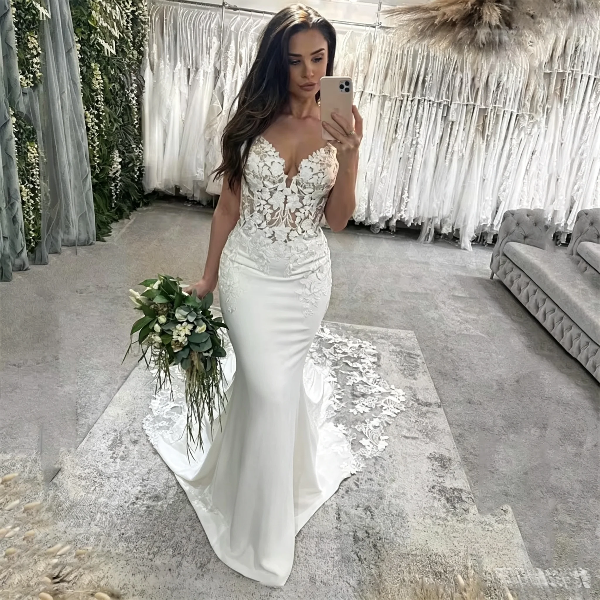 Elegantes Meerjungfrau-Hochzeitskleid mit Spaghettiträgern, tiefem V-Ausschnitt, Spitzenapplikationen, rückenfreiem Design, Knöpfen, Schleppe und Satin – Maßanfertigung