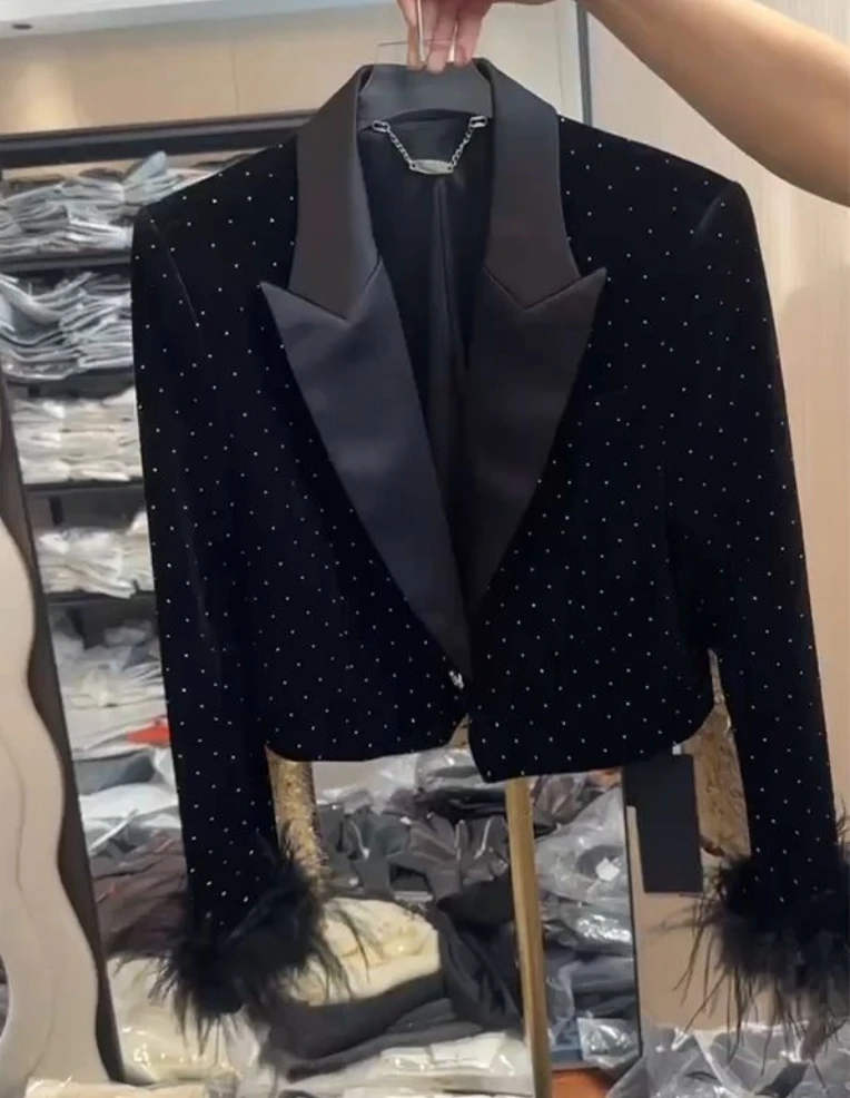 الصناعة الأوروبية حجر الراين أسود قصير المخملية القوطي kawaii سترة للنساء أنيق المتخصصة ريشة كم الخريف سترة جديدة