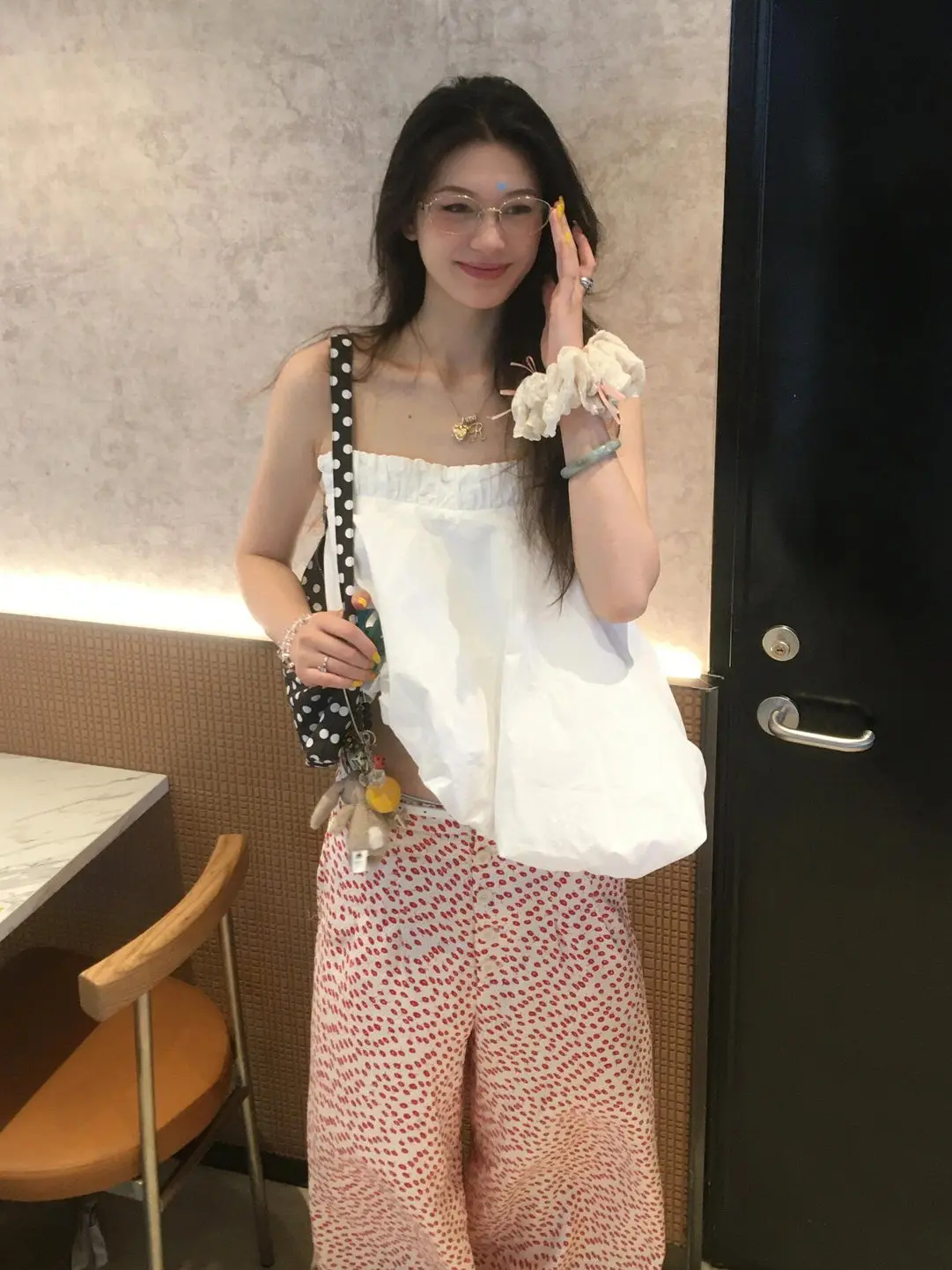 

Модный белый топ с цветочным принтом и бретелями, женский летний комплект с широкими брюками, утягивающий, с высокой талией, в повседневном стиле для офиса