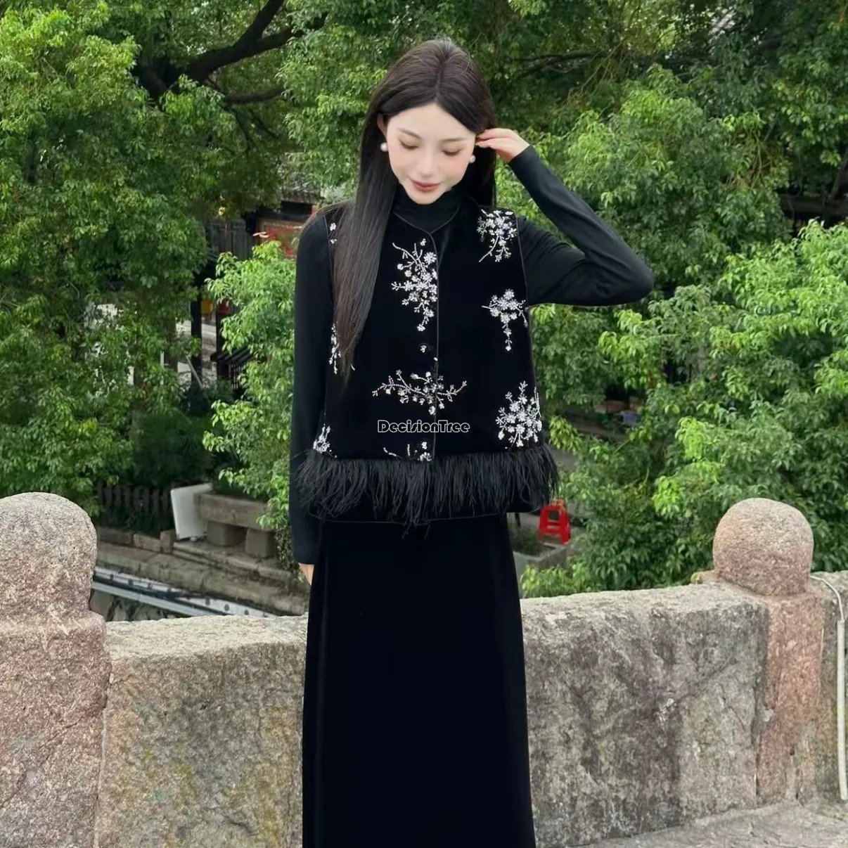 سترة نسائية مخملية جديدة على الطراز الصيني القديم لعام 2025 مع تطريز مطرز للخريف بدون أكمام سترة شيونغسام أنيقة