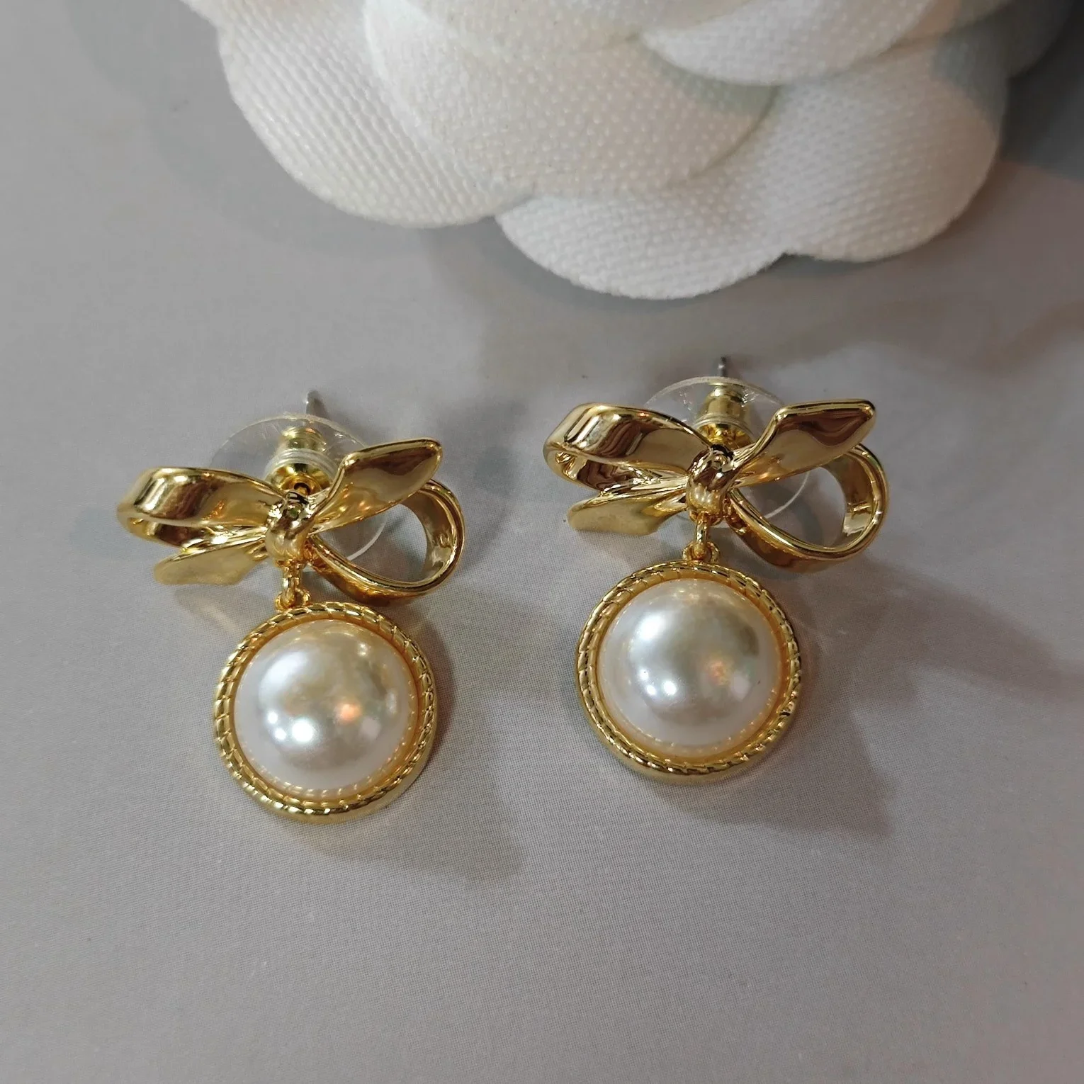 

Bow pearl European and American retro style high-grade sense of creative earrings