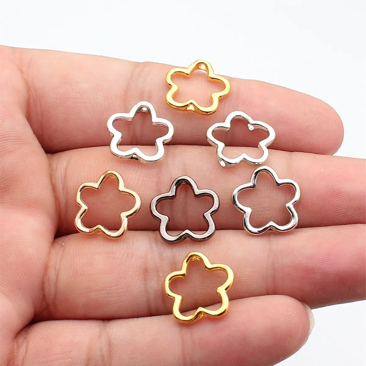 20 piezas de dijes de flores de 16x16mm, pequeños agujeros, dijes de flores, dijes de flores huecas, para hacer joyas