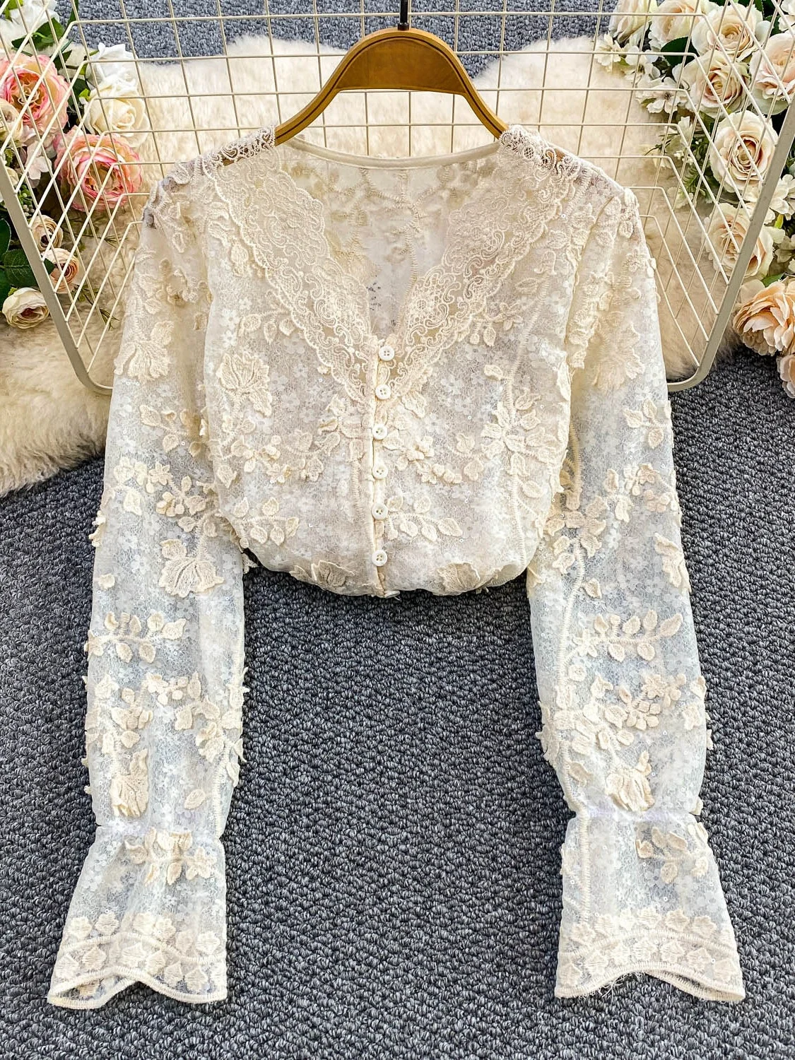 เสื้อคลุมกันแดดสำหรับผู้หญิง แต่งลูกไม้ปักลาย คอวี แขนระบายประดับเลื่อม งานปักหนักสไตล์เทพธิดา