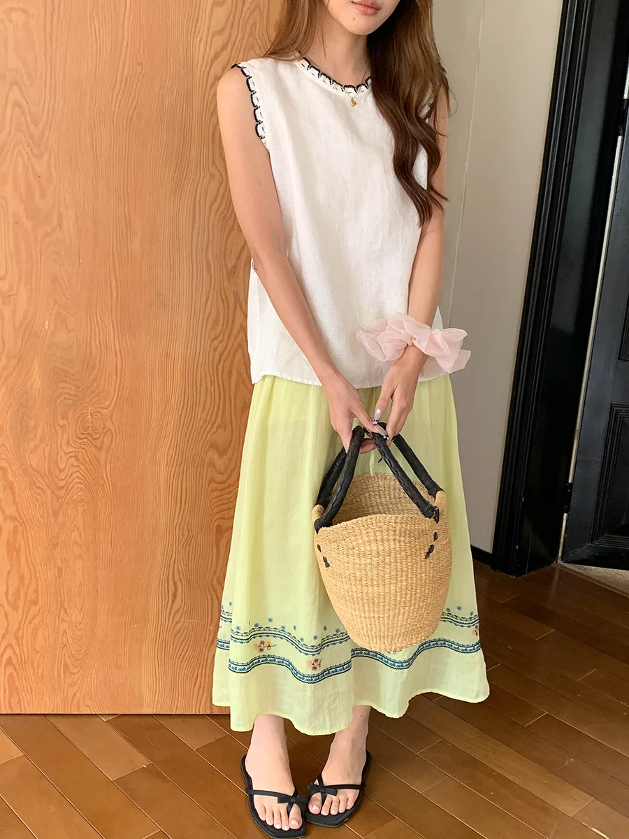 Sommerliche Damen-Weste in Unifarbe mit Rundhalsausschnitt und bestickter Spitze, ärmellos. – Detail 22