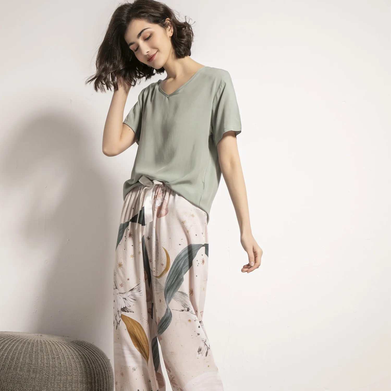 Sommer 2024 neue Damen V-Ausschnitt Pyjamas mit großem Blatt druck Anzug Damen Baumwolle Seide einfachen Stil Pyjamas lose weiche Homewear Frauen