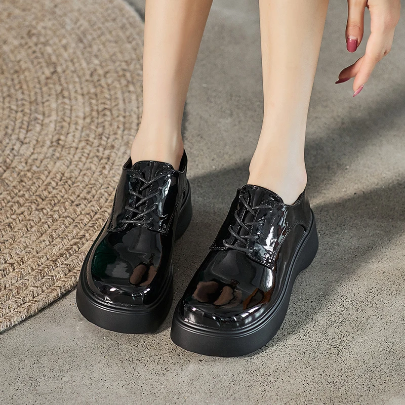 

2025 г., женские туфли из лакированной кожи на платформе и танкетке, туфли на плоской подошве, оксфорды-лодочки, туфли дерби, повседневная уличная одежда, весна-осень