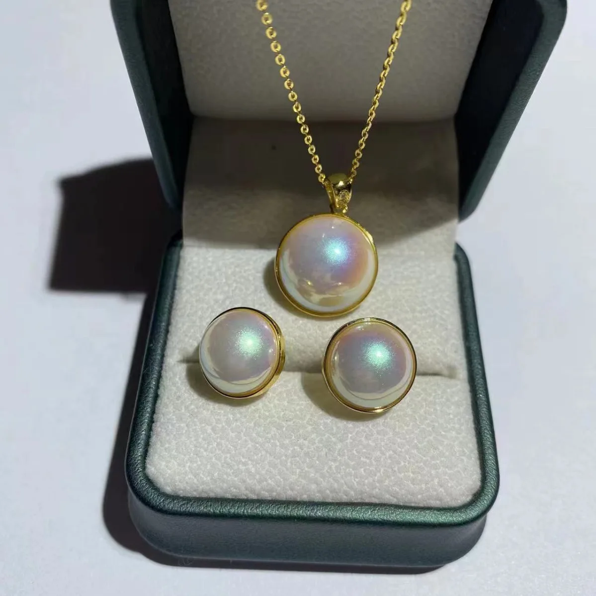 

Natural shell Mapei sterling silver necklace, earrings, studs, semi-round strong light silver needles have growth patterns, and