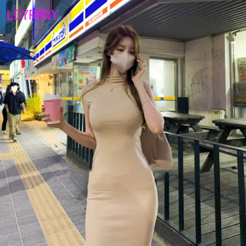 

Korea's spring/summer 2023 new half-high neck temperament split slender to show slim body, buttocks show figure mid-length dress