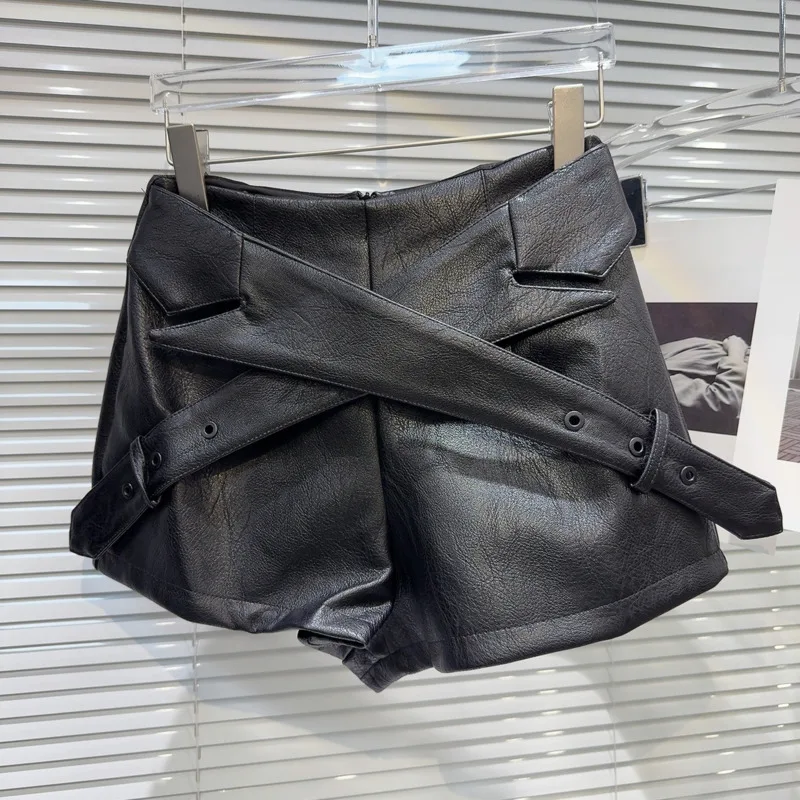 HUISONG Dolcevita Pu Giacca corta Cintura incrociata Ecopelle Vita alta Pantaloncini incrociati Set da due pezzi Abito da donna 2025 Autunno Inverno