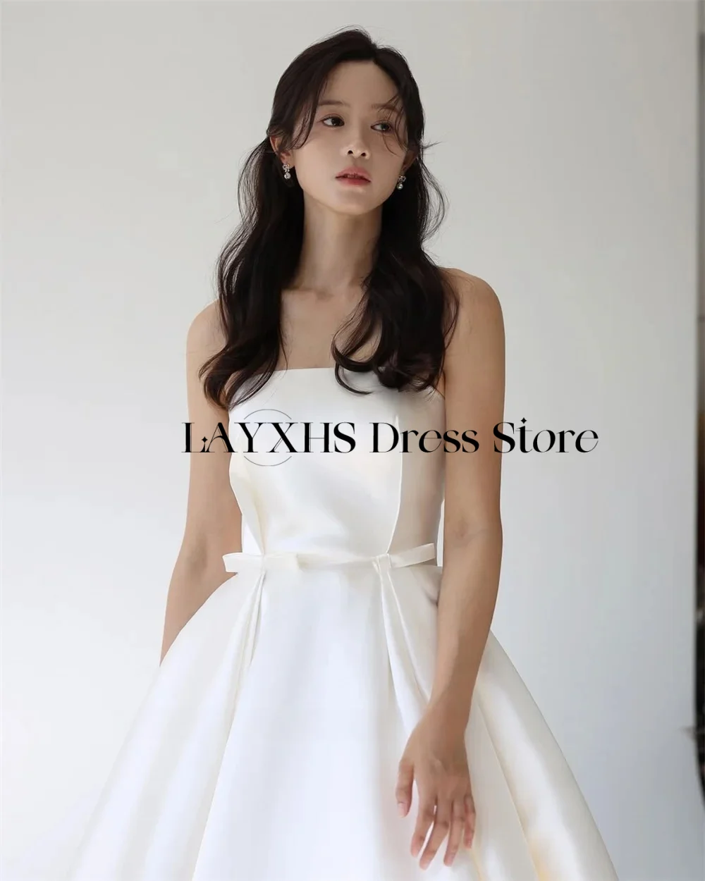 Abiti da sposa coreani eleganti senza spalline Una linea in raso Abito da sposa personalizzato Servizio fotografico Abito da sposa con corsetto con fiocco e strascico