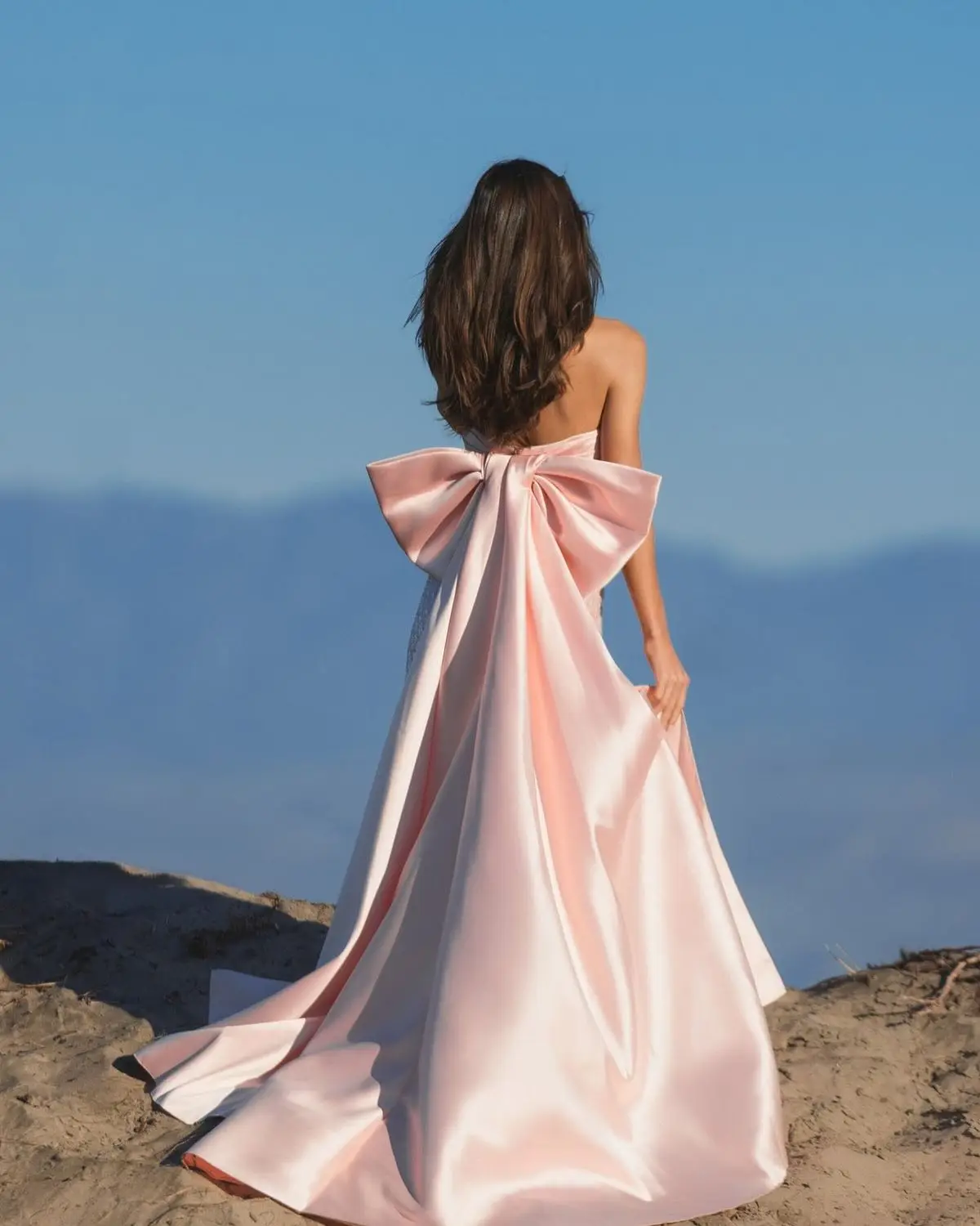 Meetlove Strapless สีชมพูซาตินเลื่อมชุดชื่อเสียงที่กําหนดเอง Sheath ความยาวชั้นที่ถอดออกได้รถไฟโบว์ Quinceanera ชุด