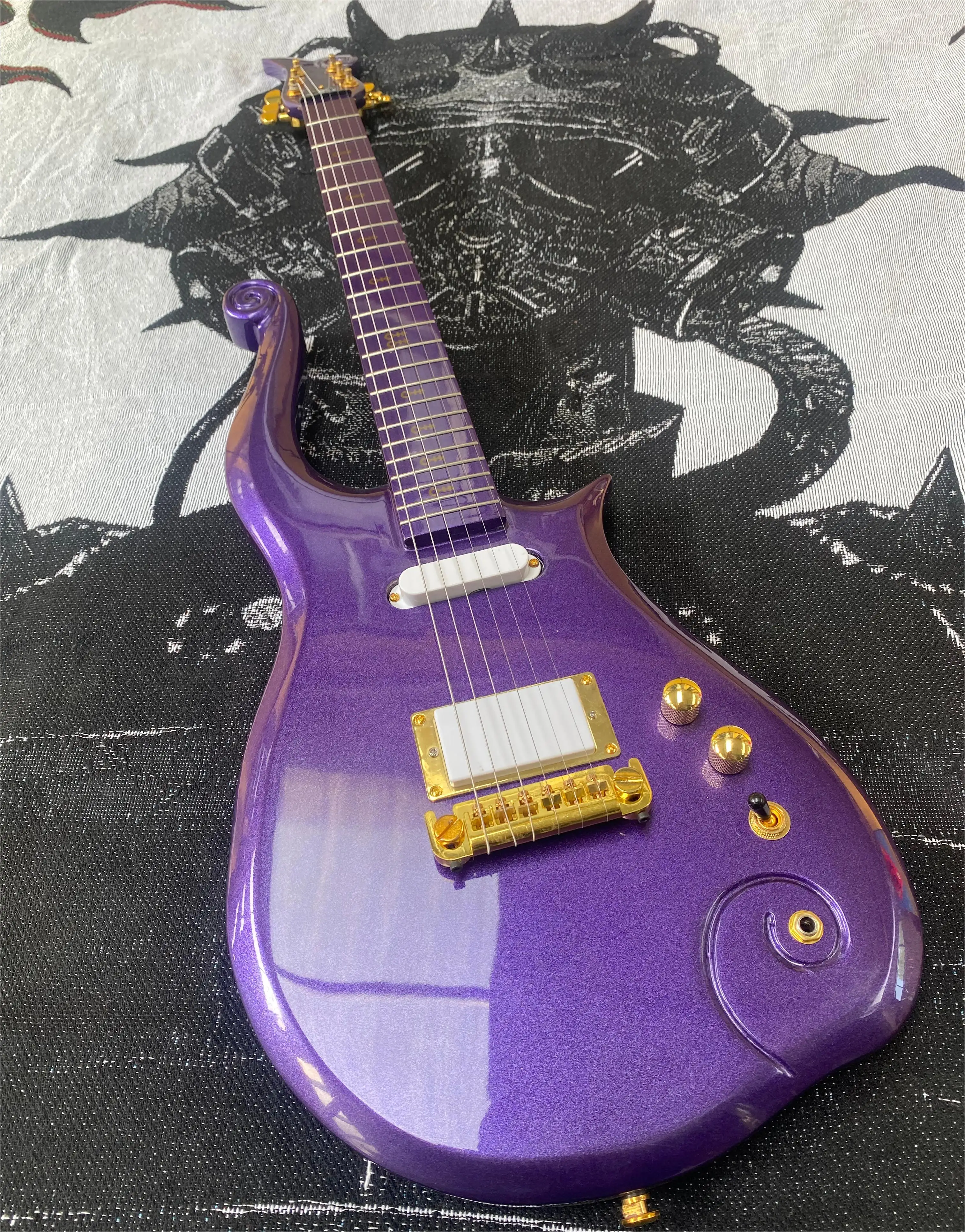 

High quality electric guitar, purple lacquer, prince series, hand engraving, fingerboard printing, free shipping in stock