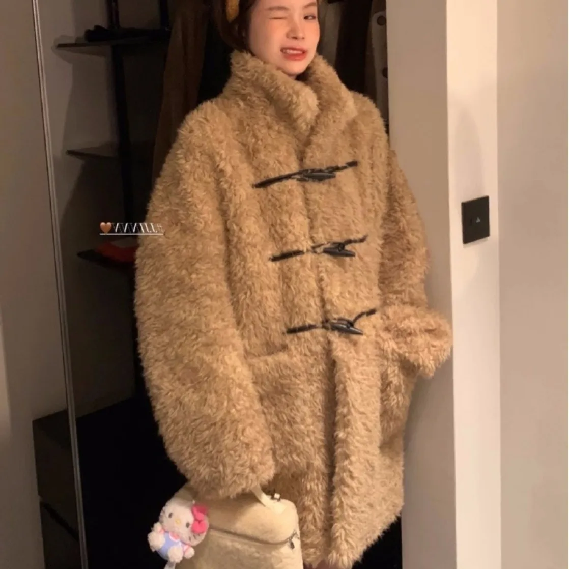 เสื้อโค้ทผู้หญิงความยาวปานกลาง แจ็คเก็ตขนเทียม คอตั้ง เสื้อโค้ทหนา อุ่น สไตล์ Y2k สตรีทแวร์ แจ็คเก็ตลำลอง เสื้อคลุมทำงานสุดหรู สำหรับฤดูใบไม้ร่วงและฤดูหนาว