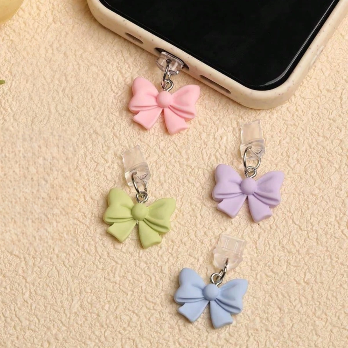 

1 шт. красочной пылезащитной заглушки для телефона с галстуком-бабочкой, надежно защищает порт зарядки, защита цифрового продукта, милый аксессуар, подходит для iPhone и Type-C, небольшой подарок для друзей и пар