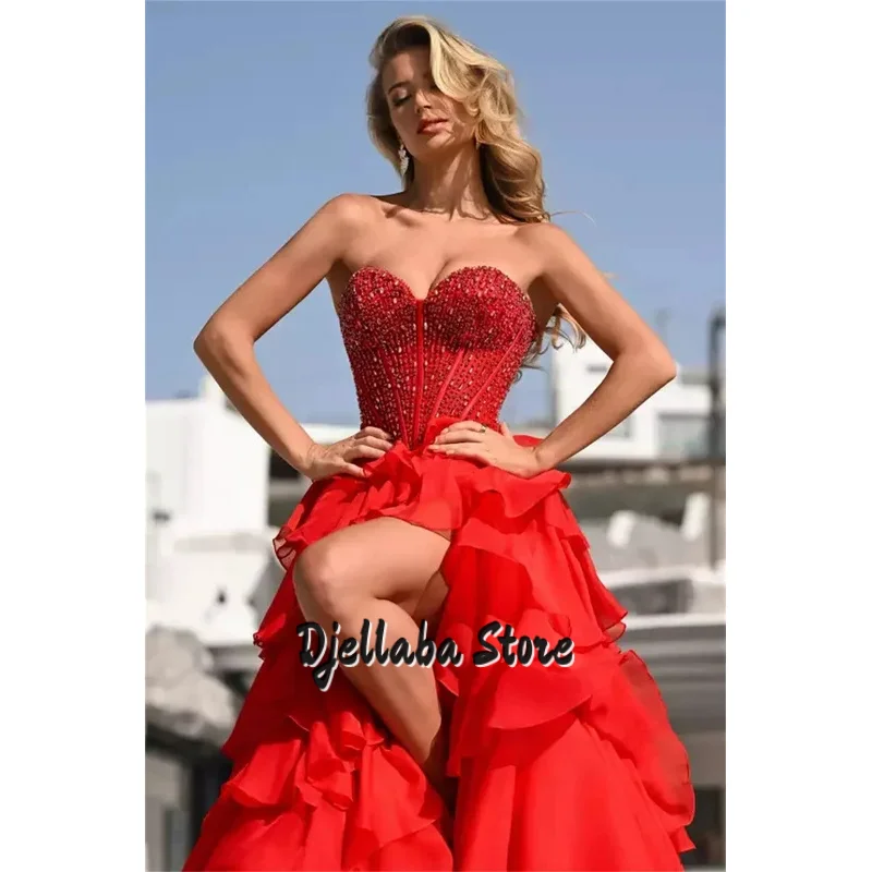 فستان حفلة موسيقية مخصص بطبقات مكشكشة جانبية بفتحة عالية بدون حمالات خرز فيستدوس دي نويفا فساتين سهرة بطول الأرض 2025