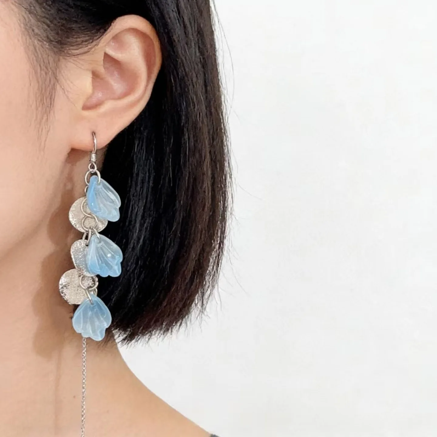 Cold feeling gradual change blue petal imitation shell earrings women 2025 new high-end light luxury temperament ear hook earrin