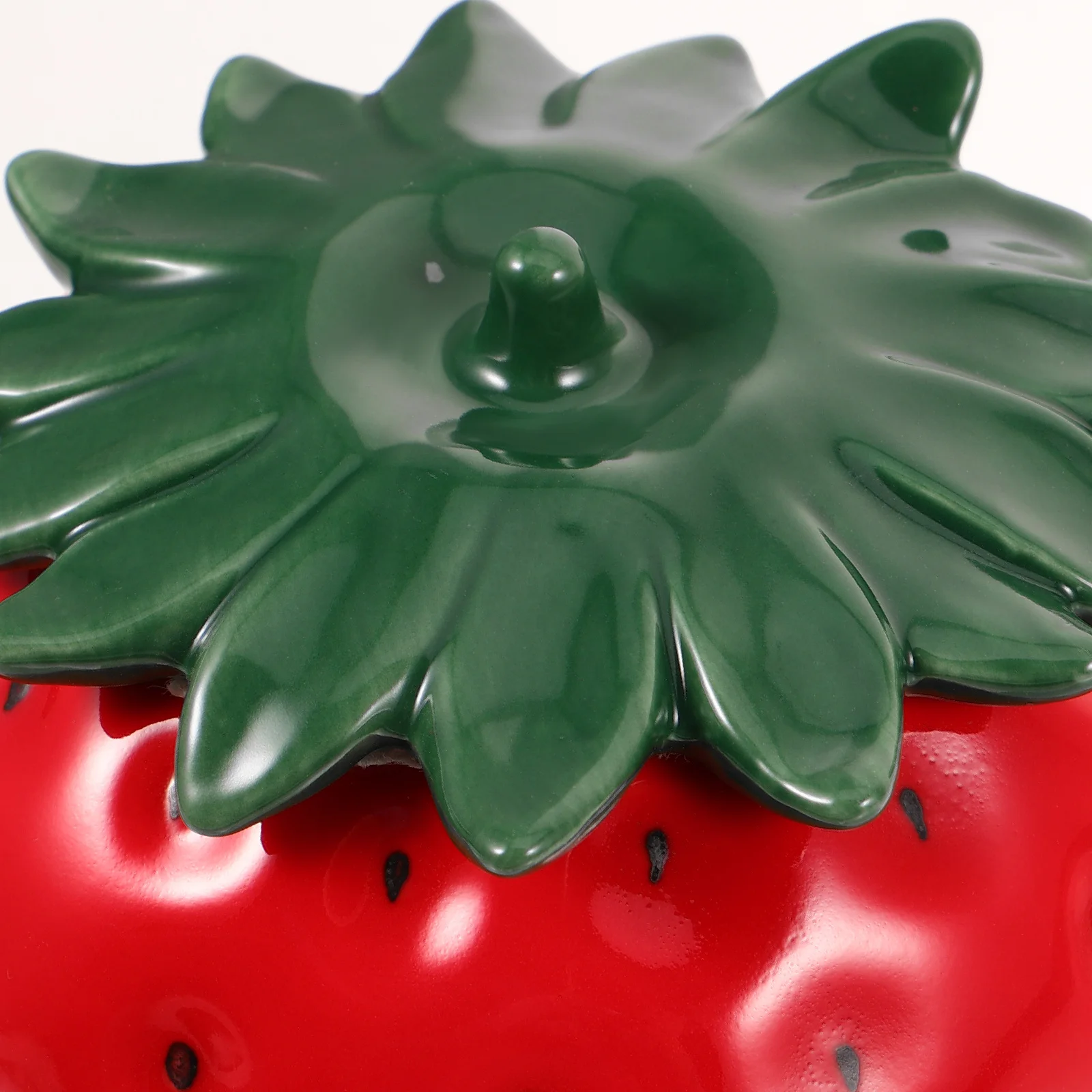 

Ceramic Storage Jar with Lid Strawberry Design Tea Container for Loose Leaf Sugar Spices Candy Fresh Keeping Decorative Pot