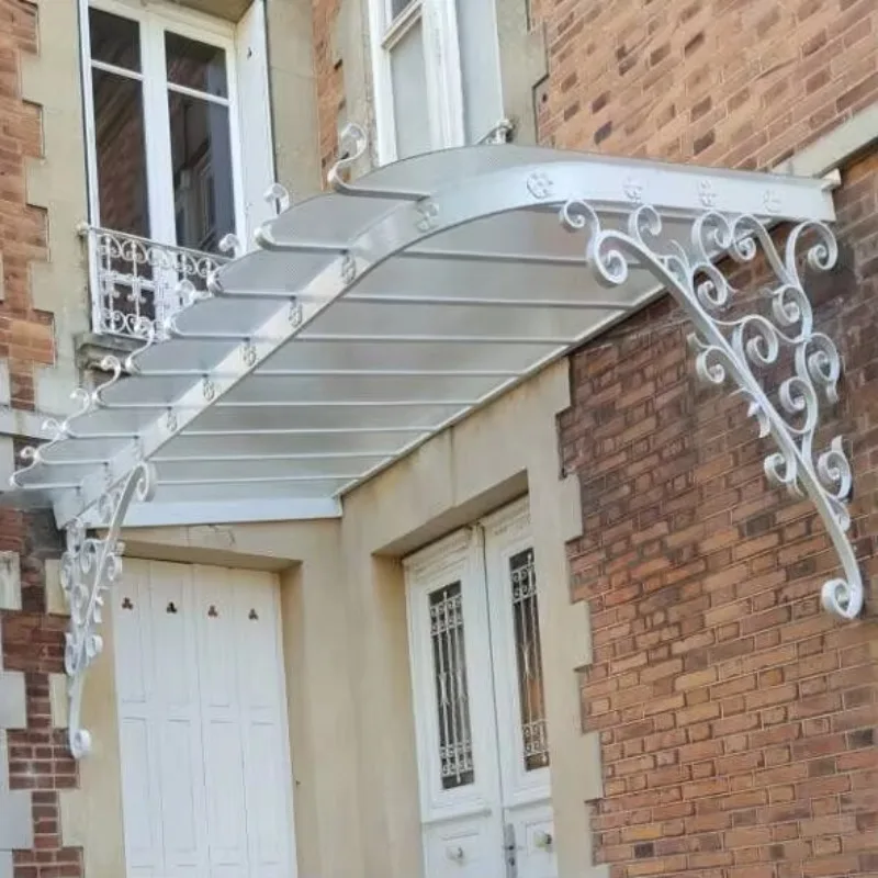 

Чугунная маркиза с кованым кронштейном с структурным рисунком и винтовым креплением.