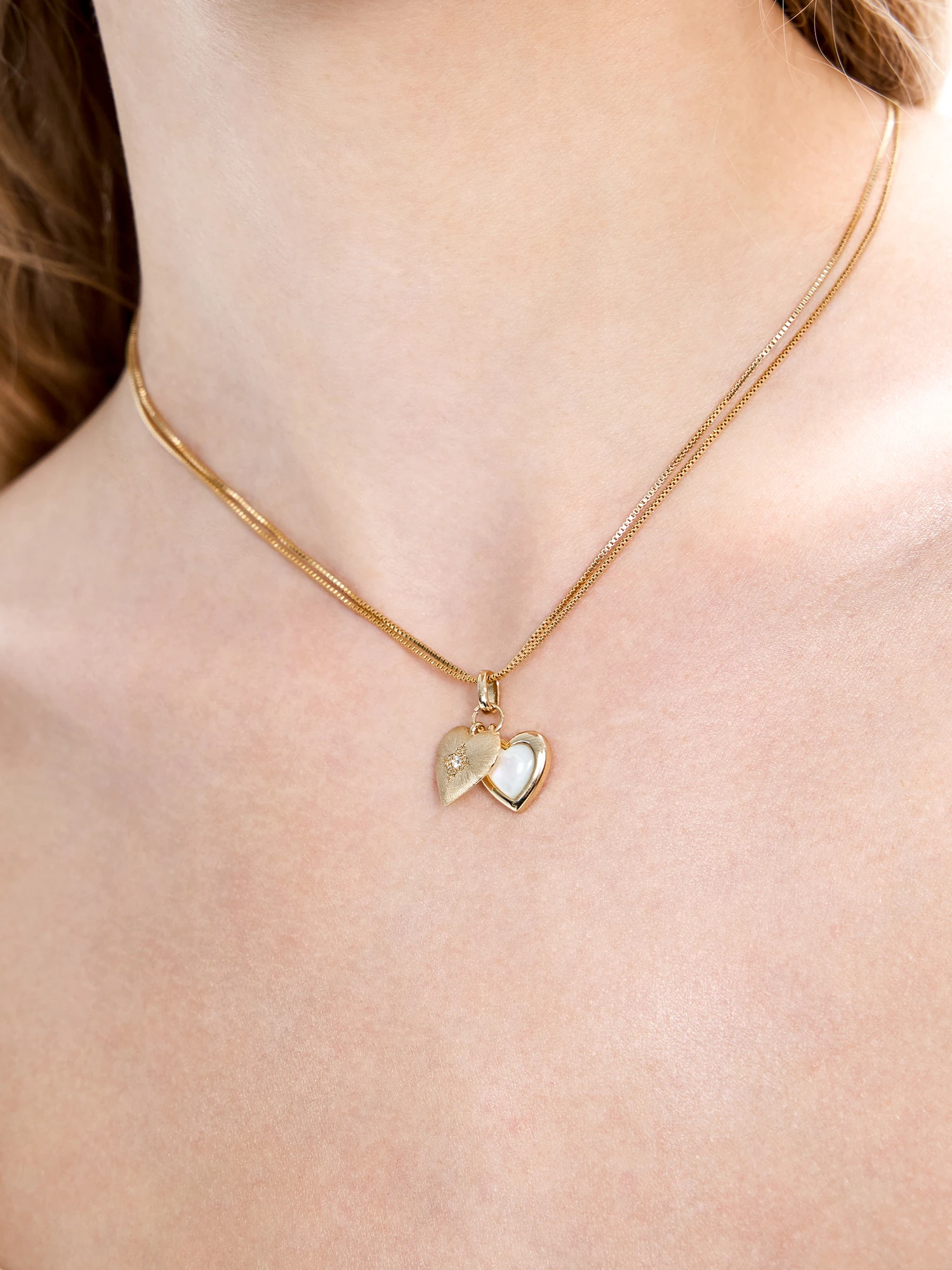 collier-double-cœur-au-design-original-en-or-clair-bijou-tendance-et-elegant-accessoire-chaine-de-clavicule-pour-usage-universel