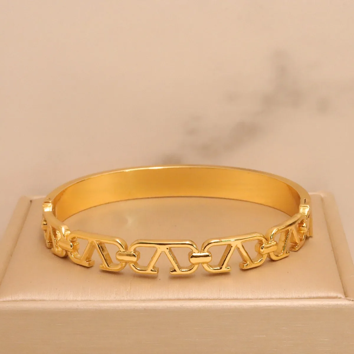 Elegantes Vergoldetes Wabendesign Snap-On Armband für Damen Hochwertiger Edelstahl Luxus Modeschmuck