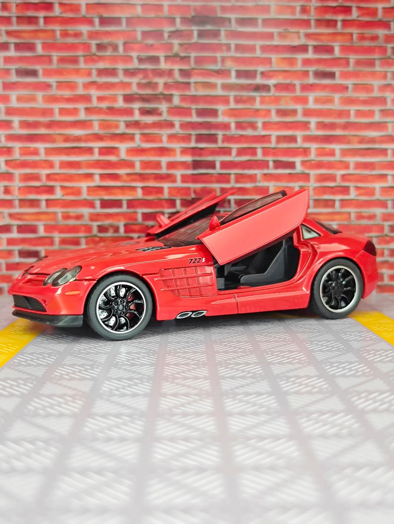 Modèle de voiture en alliage mercedes-benz SLR 1:32, ornements acousto-optique, portes de voiture pour enfants et coffre de capot pouvant être ouvert