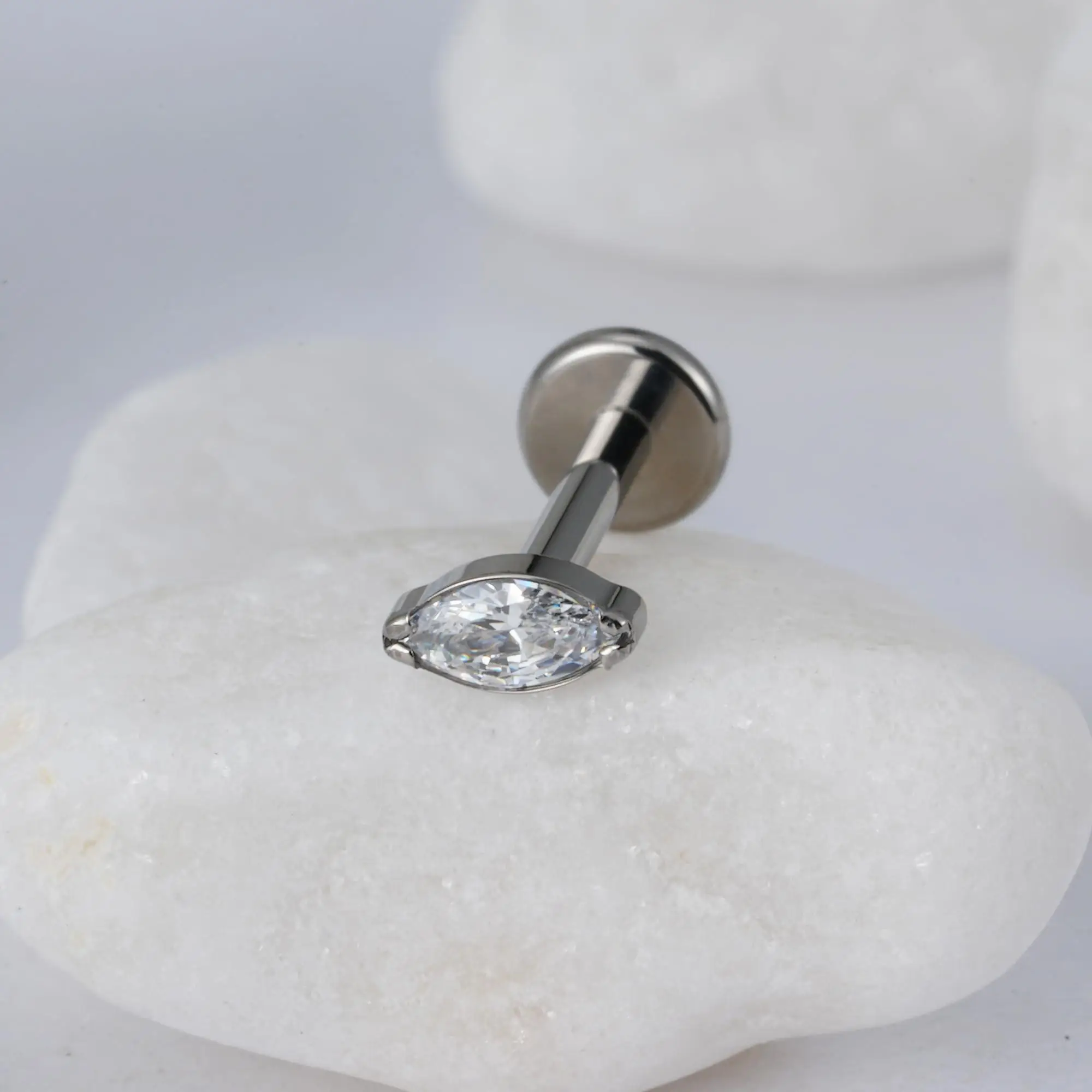 الزنمة محارة اللولب شقة Labret ثقب المجوهرات 16 جرام 6 مللي متر 8 مللي متر ASTM F136 التيتانيوم الغضروف القرط فلاتباك مسمار زرع