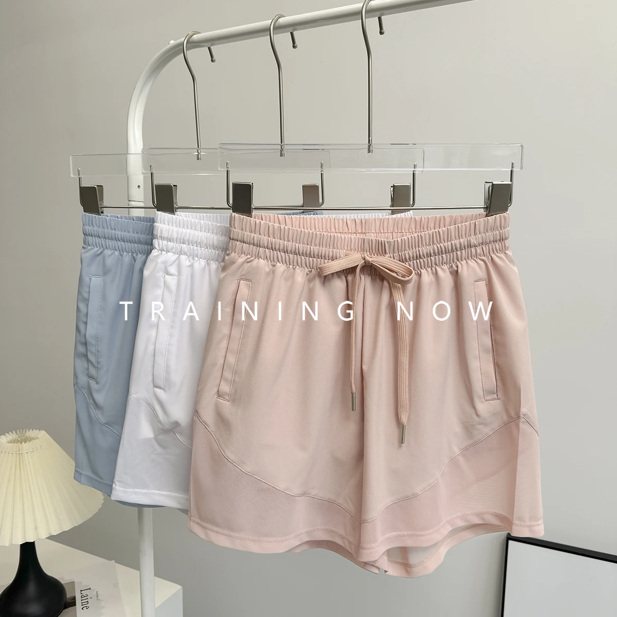 

Новые спортивные шорты для женщин, лето 2025 года, комплект из двух предметов, тренировочный костюм для бега, быстросохнущие штаны для йоги и фитнеса