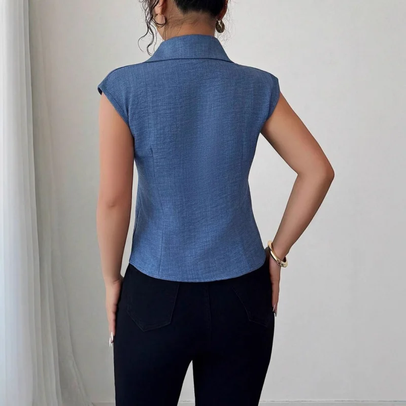 Damska Elegancka Letnia Koszula do Pracy w Kolorze Niebieskim Imitująca Jeansy, Dopasowana, z Kołnierzykiem, Dekoltem w Serek, Wiązana z Przodu, Zapinana na Guziki, z Falbankami na Rękawach, Idealna do Biura