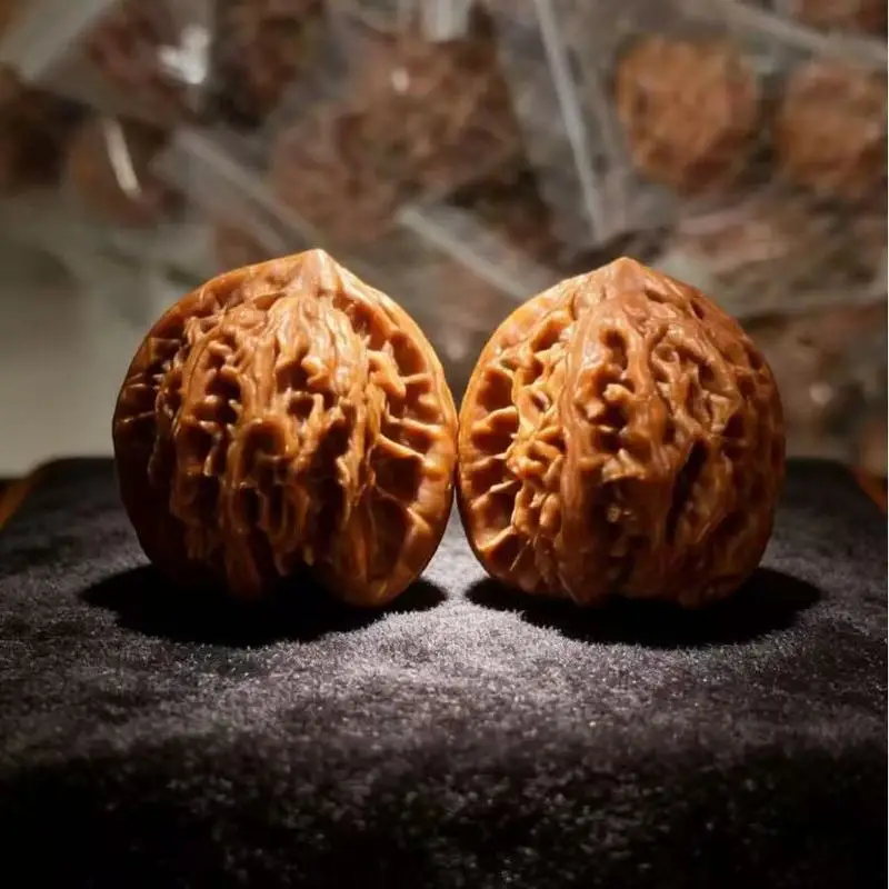 Lanyuexuan Natural Walnut Lion Head Handpiece, -Carved Bracelet for Men, Antique-Style Hand Ornament
