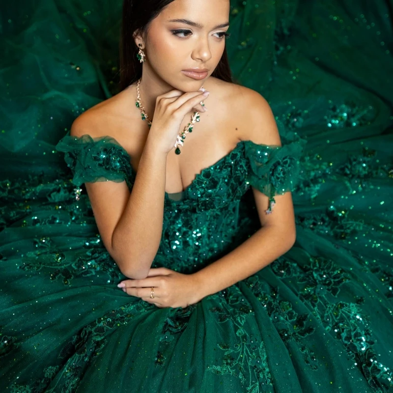 فساتين Quinceanera لامعة باللون الأخضر الزمردي قبالة الكتف مزينة بالدانتيل والخرز تول حفلة عيد ميلاد حلوة 16 فستان Vestidos 15 De