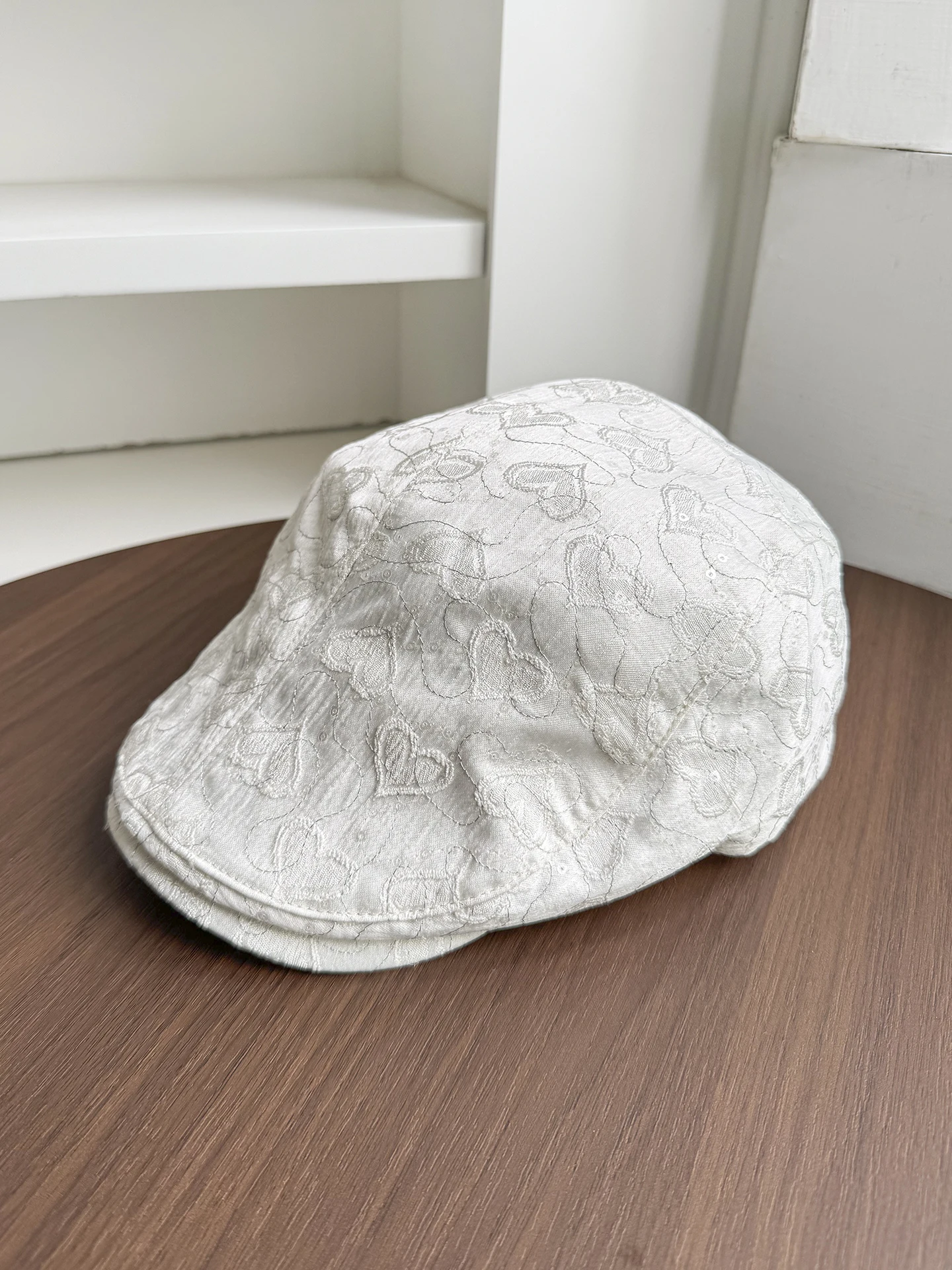 レトロ刺繍入りホワイトフォワードキャップ女性用春夏薄型日焼け止め多用途顔痩せダックビルペインターハットトレンディ