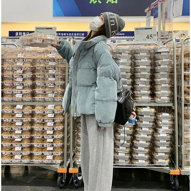 2025 شتاء جديد سروال قصير سترة قطن المرأة الكورية معطف صغير ، سميكة Breadman كلية نمط معطف بلون عادية فيرسا