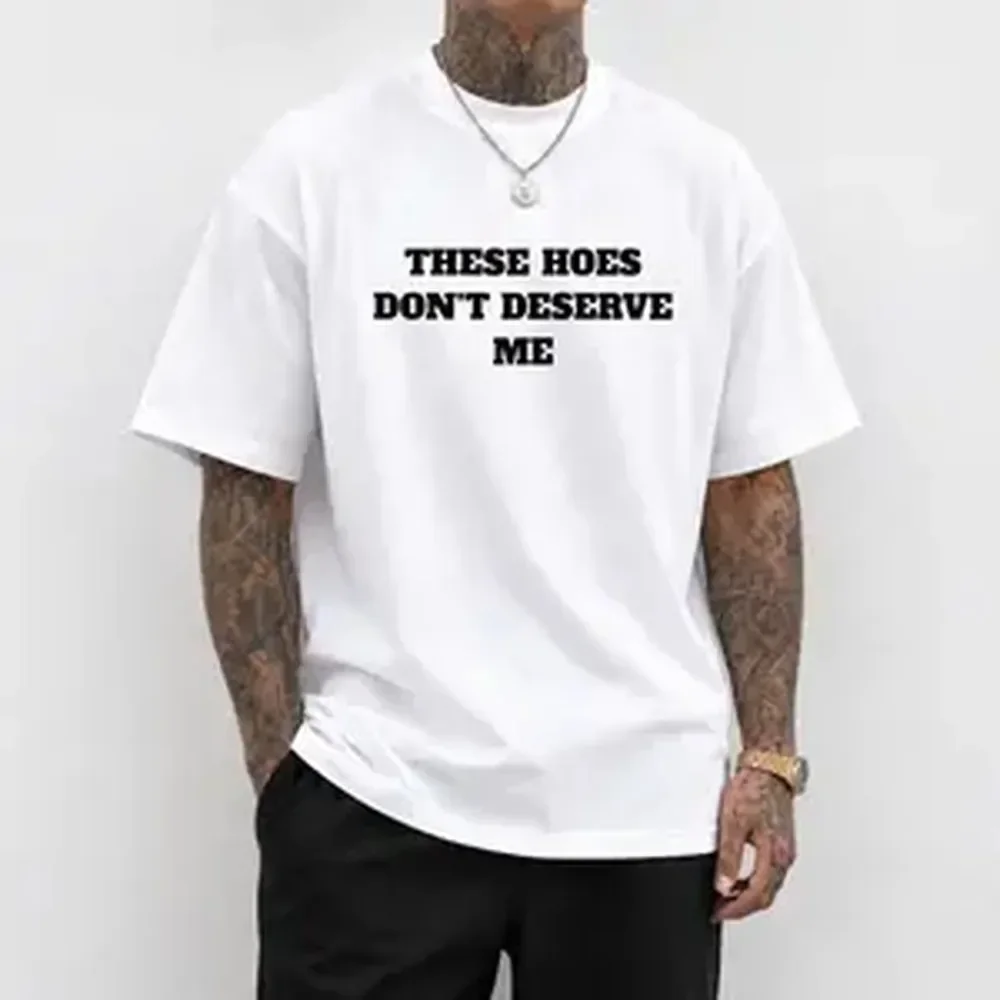 Camiseta Gráfica para Hombre con la Frase "These Hoes Don't Deserve Me" - Ropa Urbana Personalizada de Algodón CVC, Corte Holgado y Transpirable para Exteriores