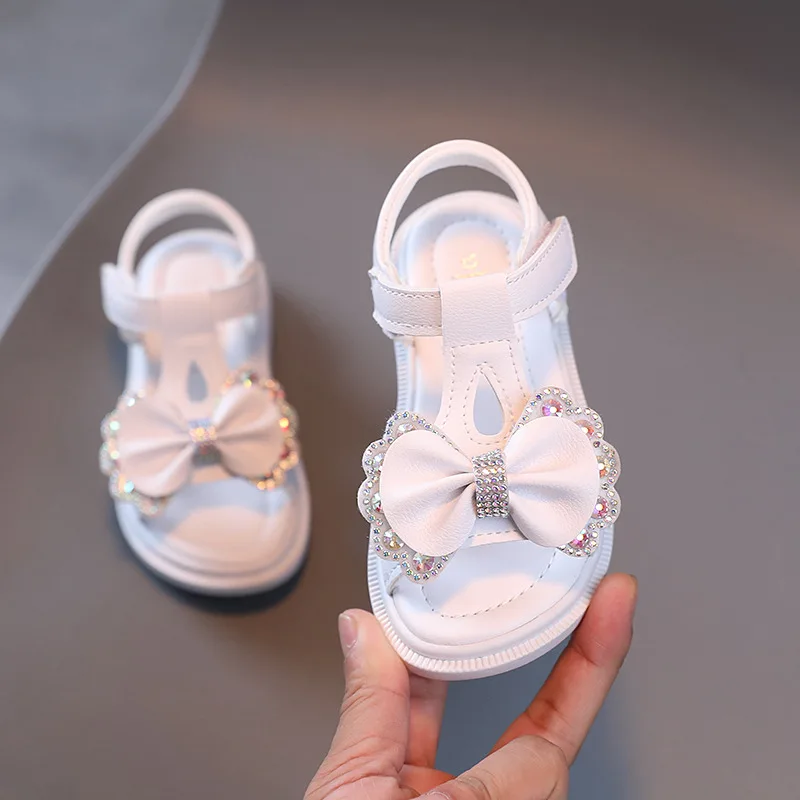 Sandal Anak Perempuan Musim Panas Sepatu Anak Perempuan Bayi Berlian Imitasi Pita Imut Sepatu Putri Hak Datar Lembut Mode Sandal Pantai Anak-anak Pink H140