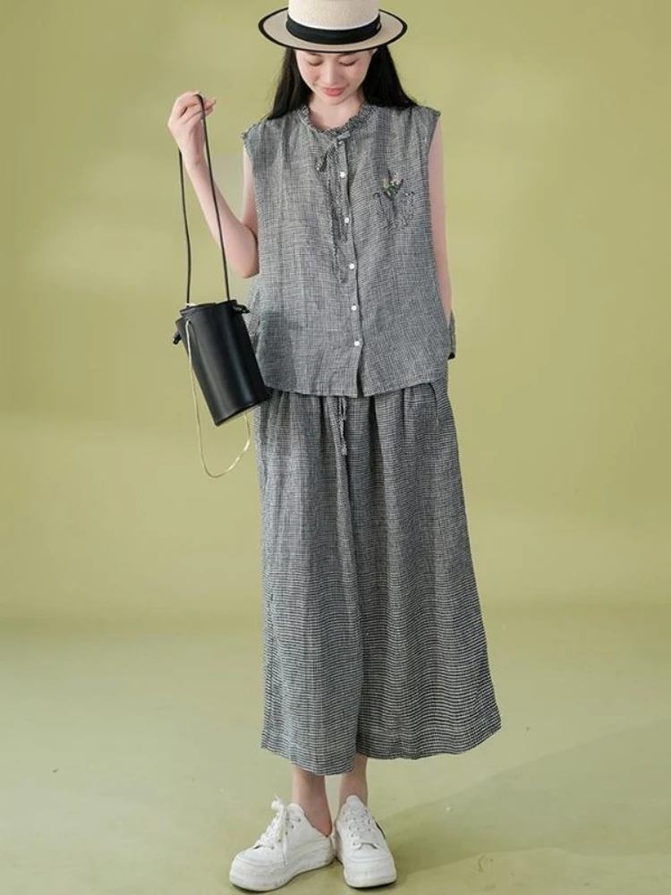 

Ретро-костюм в клетку для женщин: топ без рукавов с вышивкой и воротником-стойкой на шнуровке, брюки с высокой талией и широкими штанинами.