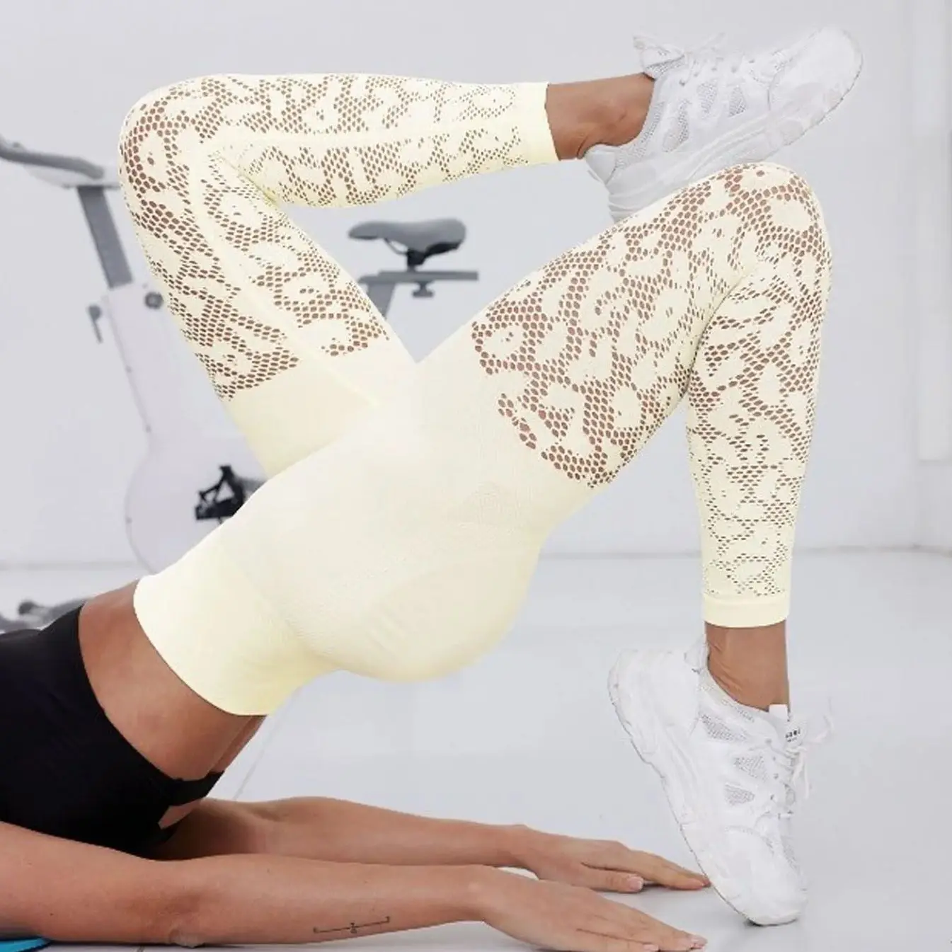 Women Lace Leggings Gym Fitness Athletic Workout Elastic Leggins Good Elastic Yoga Pants Butt Sports Training Tights Hollow