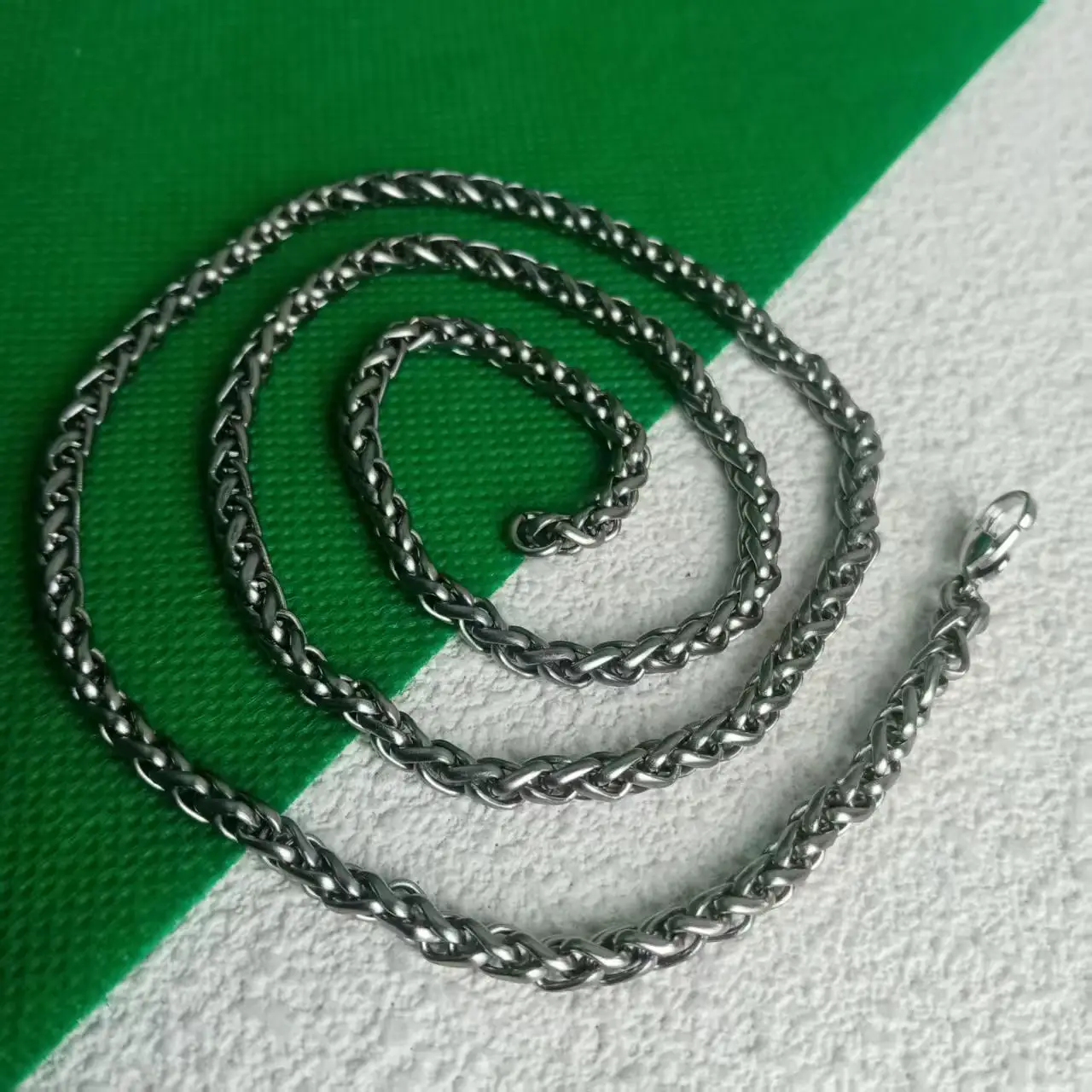 pure-titanium-keel-chain-necklace-lightweight-waterproof-anti-allergic-suitable-for-both-men-and-women