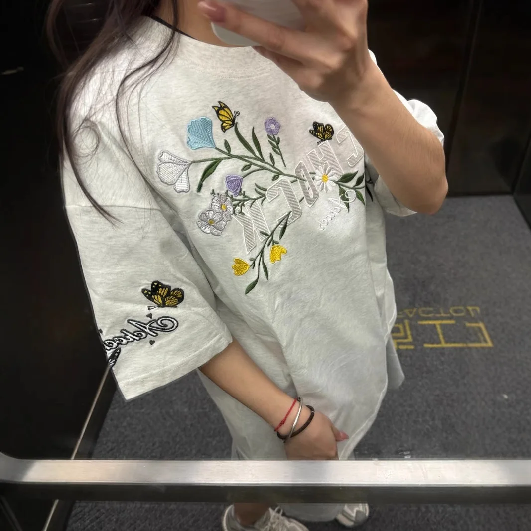 

A new summer domestic trend couple short-sleeved T-shirt with floral embroidery and threaded neck