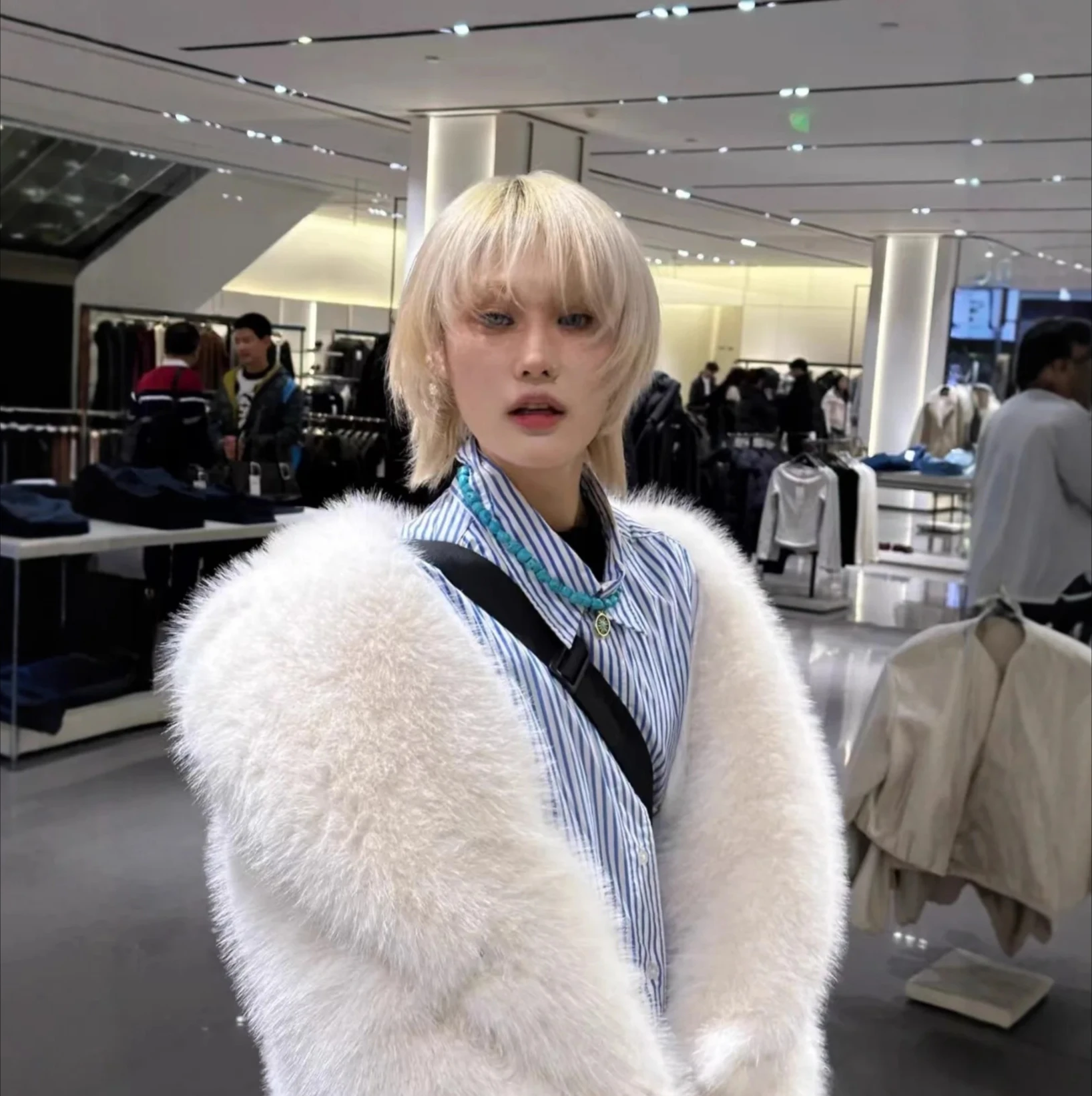 

Autumn Winter Women's Luxury Faux Fur Overcoats Soft Fluffy White Fox Fur Jacket Warm Thick Fashion Plush Coat Female