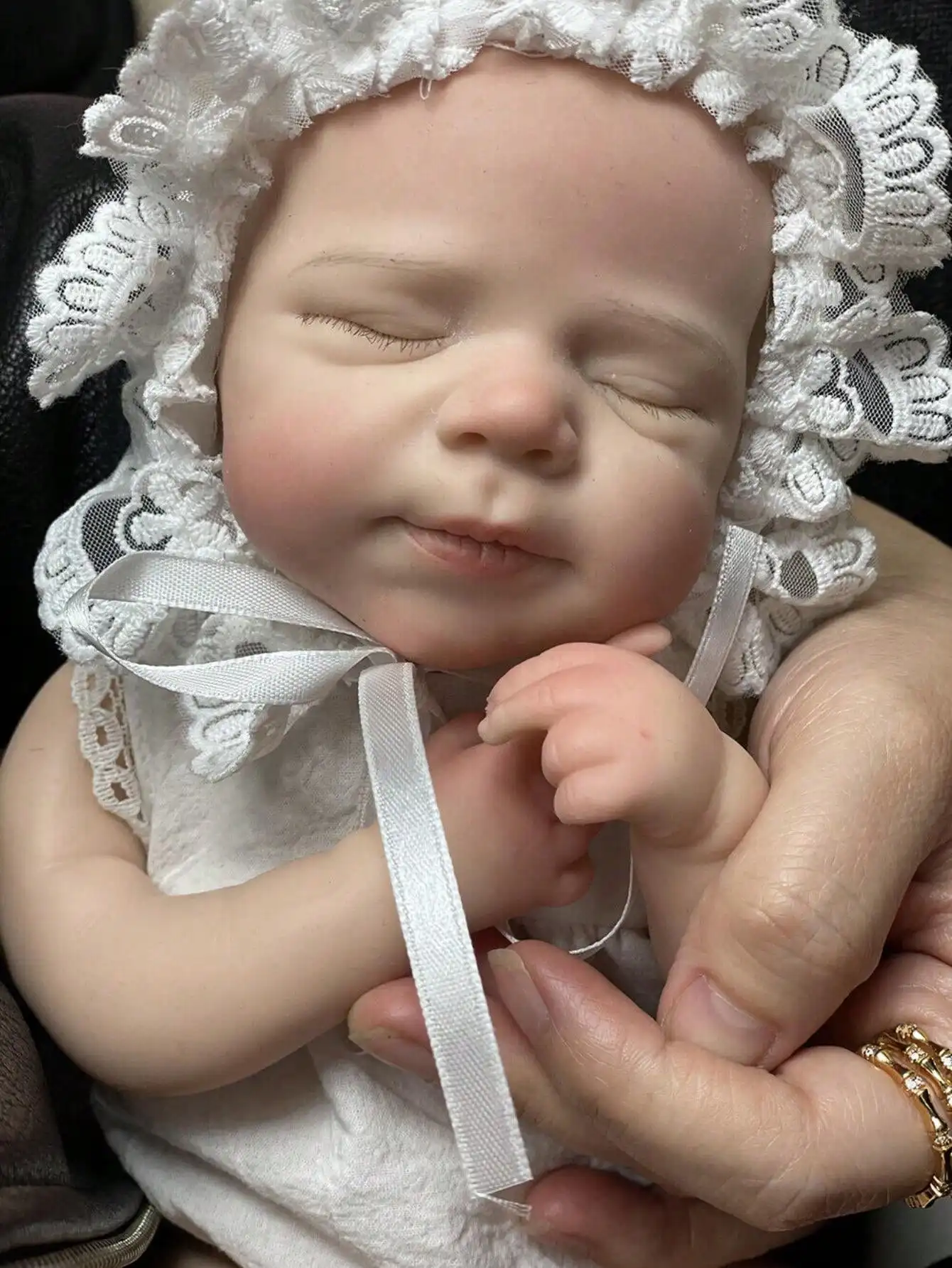 Saskia 33 cm großes weiches, festes Silikon-Neugeborenes Mädchen mit sichtbaren Adern und 3D-bemalten Details. Zu öffnender Mund, zwei Outfit-Optionen