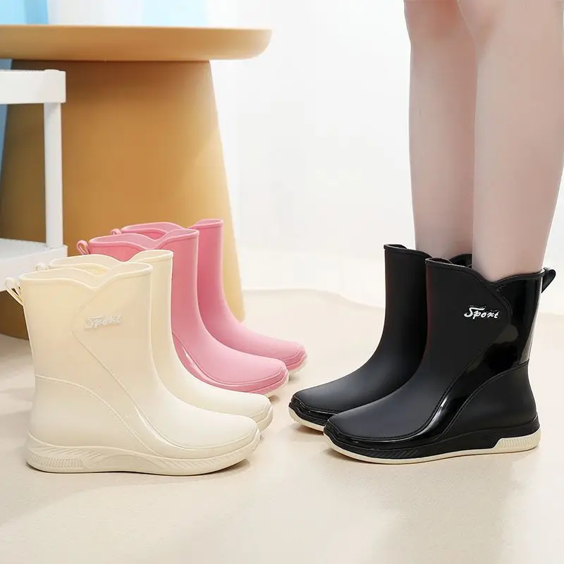 Fashionable rain boots for women warm autumn and winter rain boots, non-slip women\'s rubber shoes adult plus fleece rubber boots