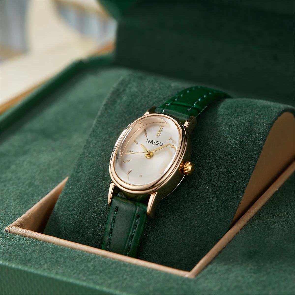 Elegant and Fashionable Ladies Watch Simple Smooth Dial Oval Case Ladies Quartz Watch