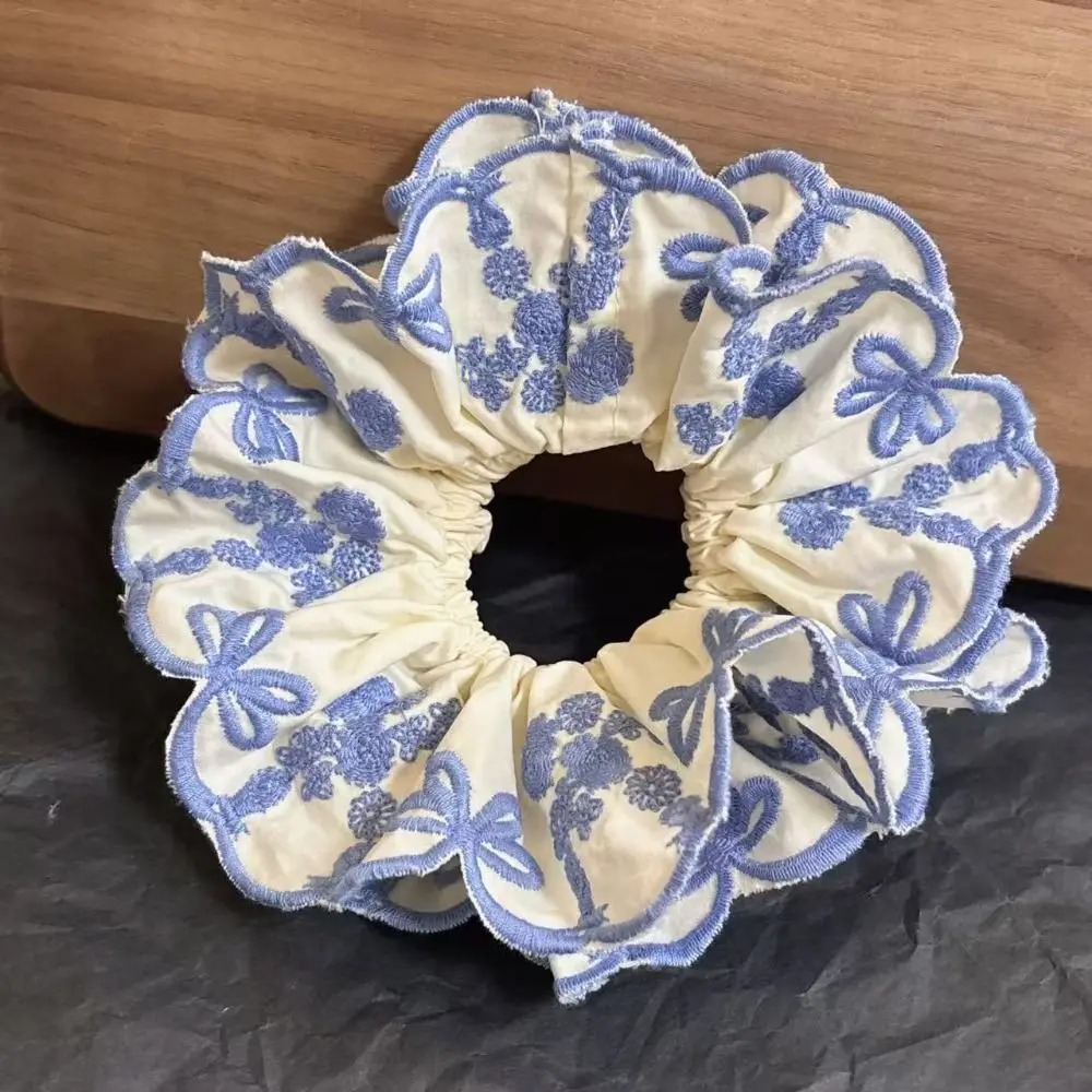 ยางมัดผมลูกไม้รูปดอกไม้สุดหรู โบว์สีฟ้าปักลาย ยางมัดผมขนาดใหญ่แบบโปร่ง ยางรัดผมแบบโอเวอร์ไซส์ สำหรับงานปาร์ตี้