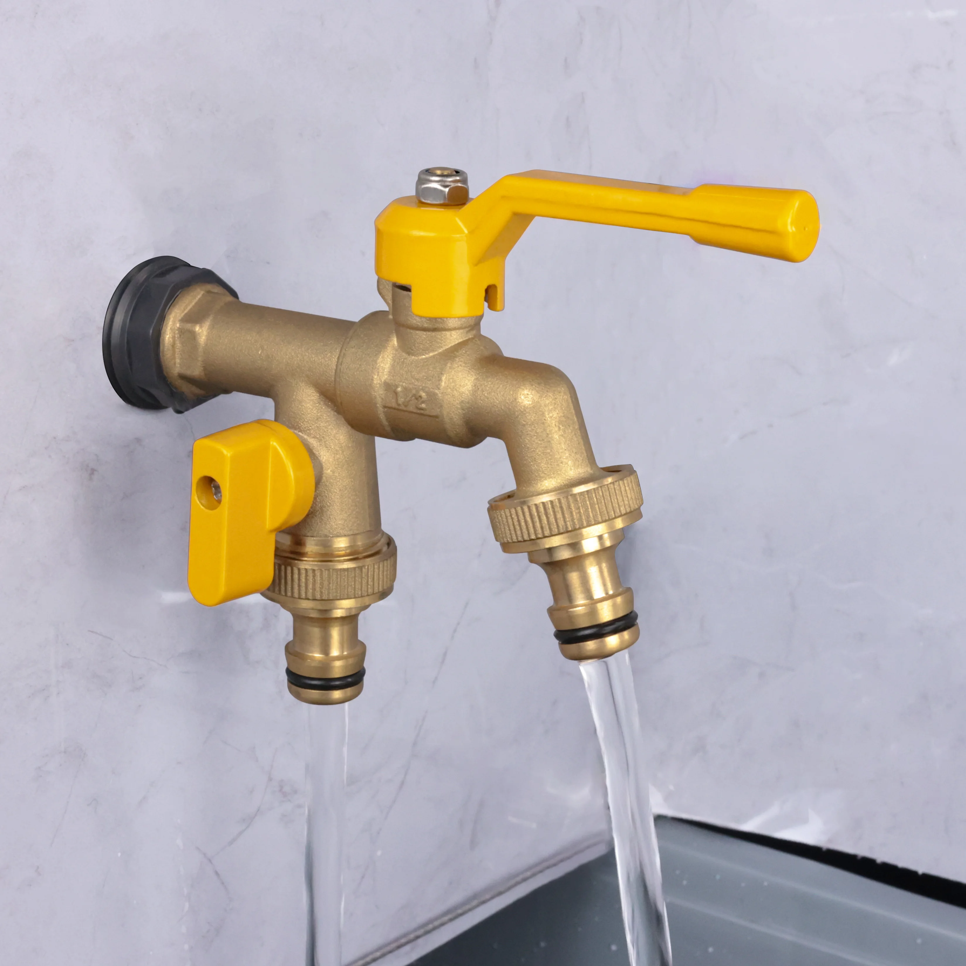 Torneira de água de jardim ao ar livre de latão TMOK 1 entrada 2 saída cor de latão natural anticongelante bibcock com conector de mangueira