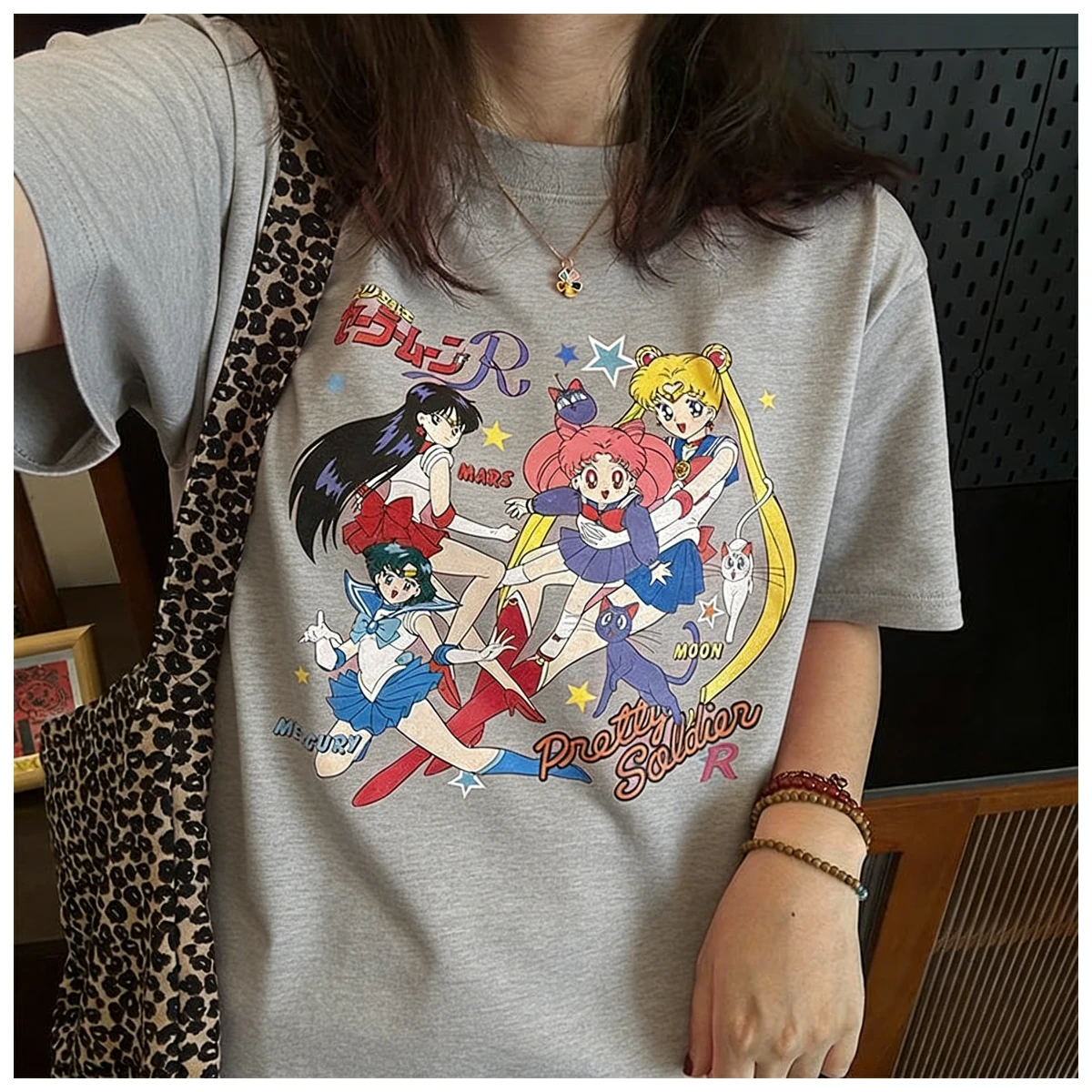 

Летняя коллекция 2026: Футболка унисекс с принтом Sailor Moon R "Retro Girls" в уличном стиле, 100% хлопок, свободный крой, для мужчин и женщин