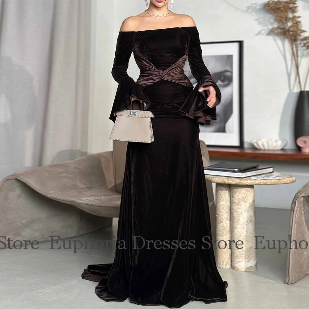 دبي المرأة فستاين سهرة/فساتين الحفلات القطيفة غمد/عمود فستان المشاهير البني خارج على الكتف الطية الكشكشة فستان سهرة نسائي