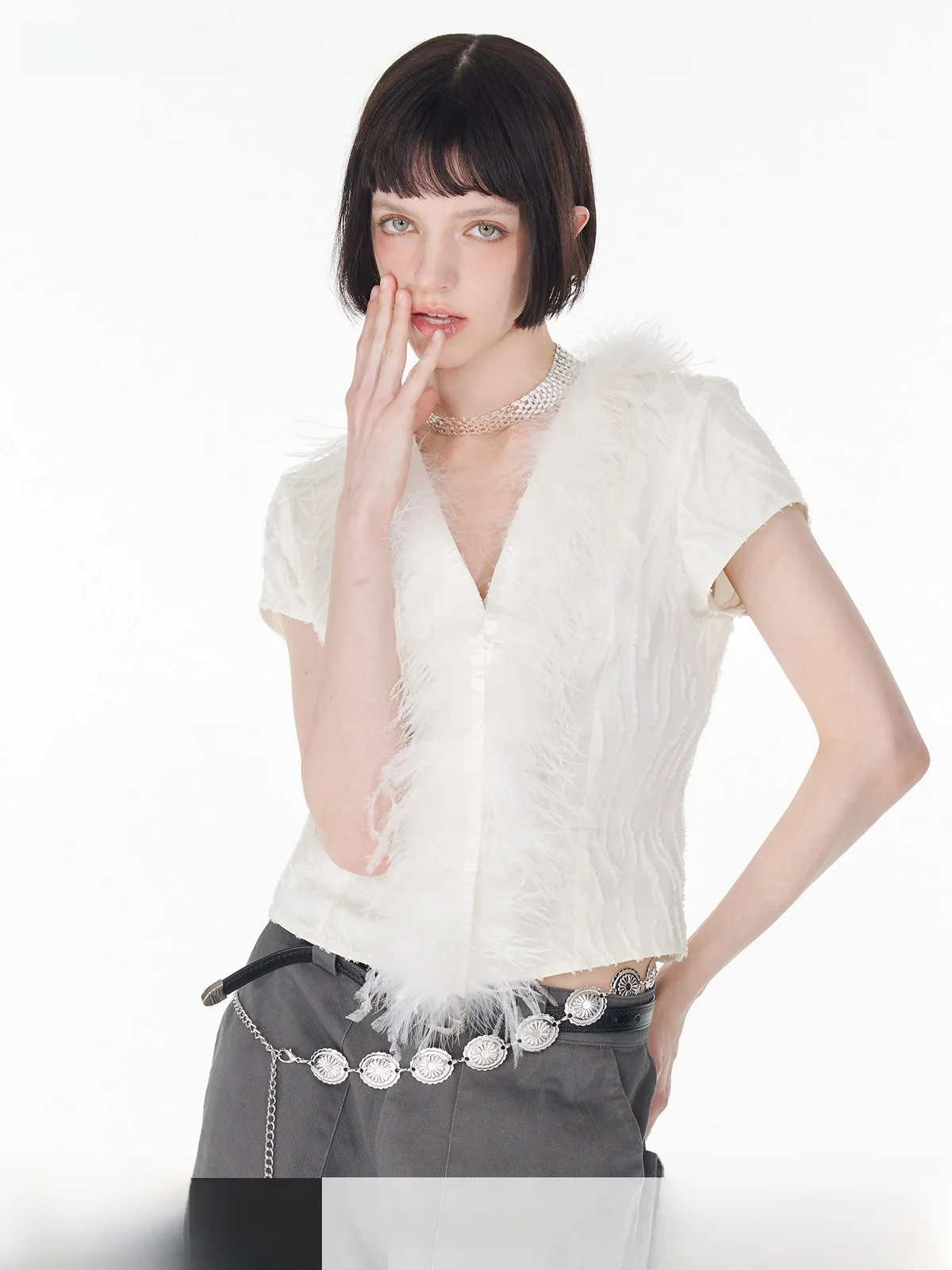 

NOCAO PROJECT Оригинальная женская футболка с текстурой и акцентами в виде перьев, приталенная, универсальная, прямого кроя, с V-образным вырезом