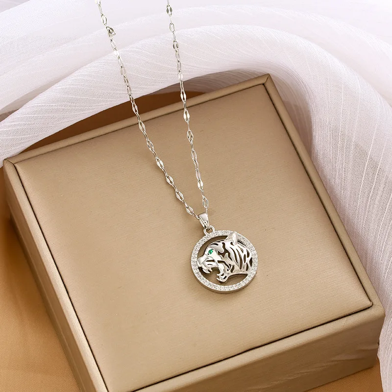 

Creative, fashionable, individual and classic leopard print collarbone necklace and leopard print head necklace